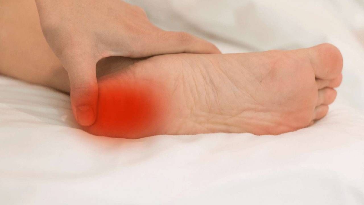 Plantar Fasciitis Breakthrough: ঘুম থেকে উঠে মাটিতে পা রাখলেই গোড়ালিতে অসহ্য যন্ত্রণা? অপারেশন ছাড়াই এই উপায়ে কষ্ট কমবে
